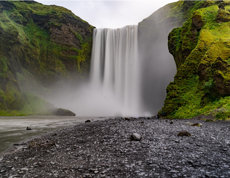 Cascade Skógafoss lors d'un road trip en Islande
